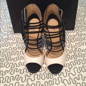 Stunning L.A.M.B snake skin peep toe  👠